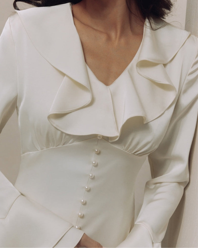 Midikleid mit Perlenknöpfen und Rüschen