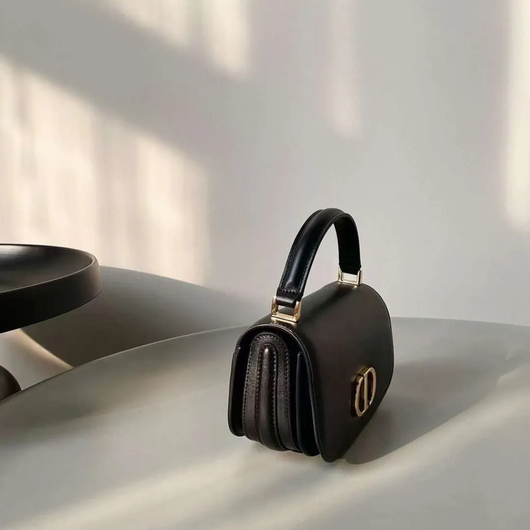 DIOR 30 MONTAIGNE AVENUE MITTELGROßE TASCHE MIT OBEREN GRIFF