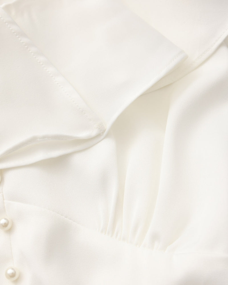 Midikleid mit Perlenknöpfen und Rüschen