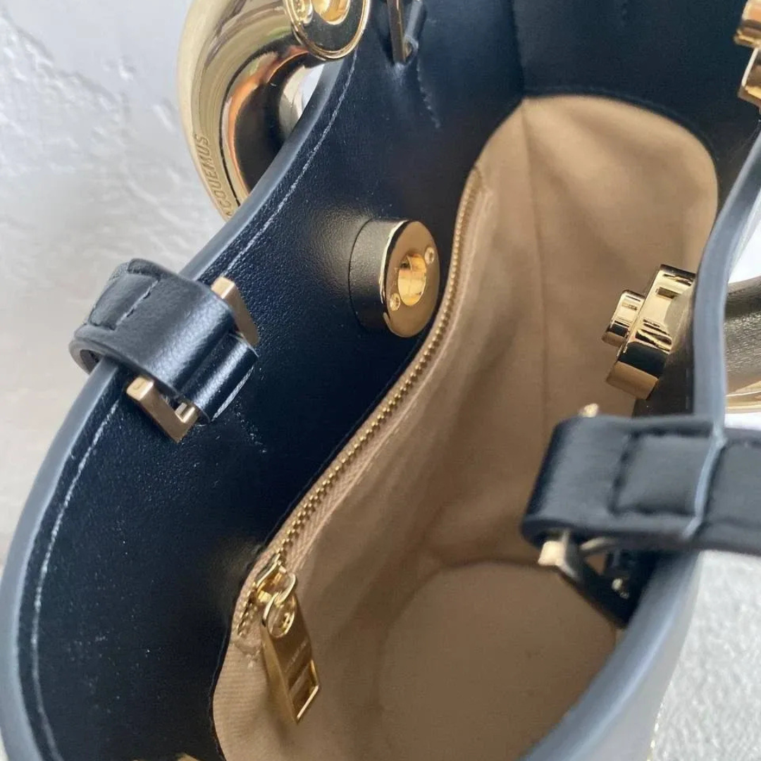 JACQUEMUS LE PETIT BAMBOLA LEDER-TASCHE